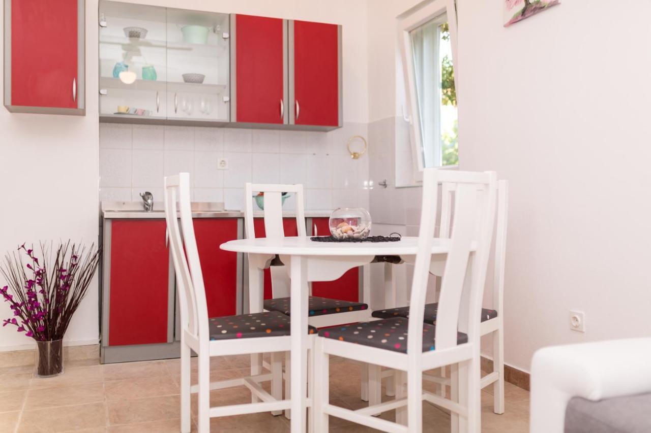 Lara - Apartment Near The Beach Vrbnik Exterior foto